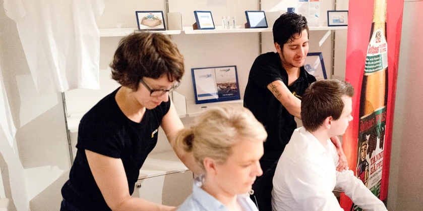 mobile massage hamburg in Lounge 2 Masseure neckattack