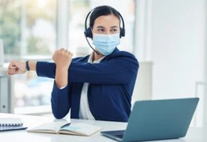 Betriebliches Gesundheitsmanagement und BGM Dehung am Arbeitsplatz mit Maske klein 350